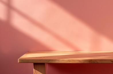 靠墙的木桌特写镜头