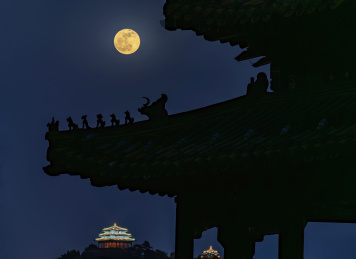 北京北海公园五龙亭万春亭与圆月