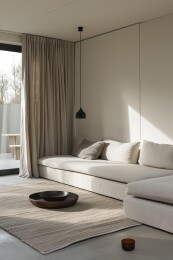 明亮的客厅有大窗户和白色的墙壁