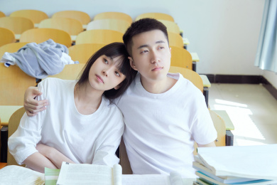 大学自习室相互依偎的青年情侣