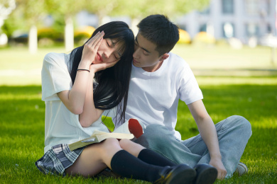 户外草坪上的年轻情侣