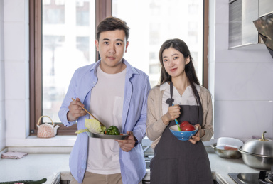 厨房里的年轻东方情侣