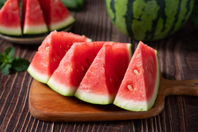 桌上切开的新鲜西瓜
