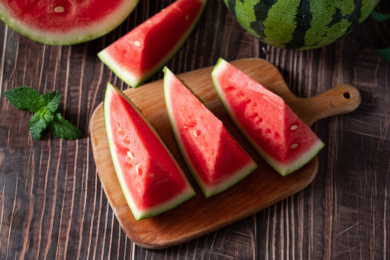 桌上切开的新鲜西瓜