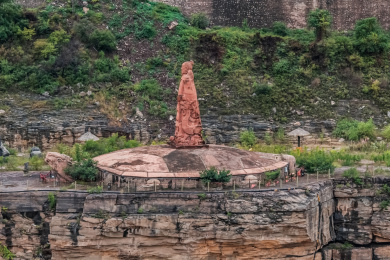 中国陕西省宜川县壶口瀑布孟门山大禹雕像