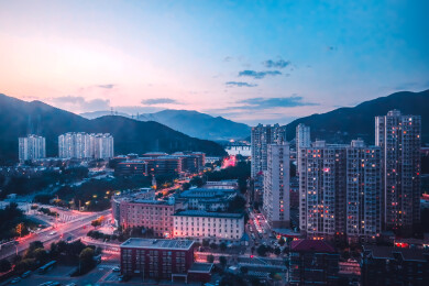 北京市门头沟区，黄昏中的城子大街、三家店