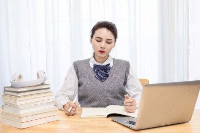 室内一个疲惫的中国女大学生