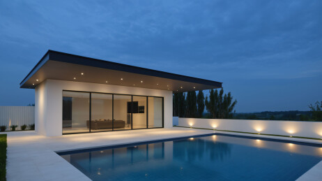 夜晚别墅游泳池