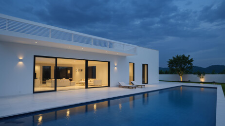 夜晚别墅游泳池