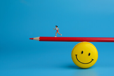 在红黄蓝三原色背景中奔跑的女士和笑脸微缩