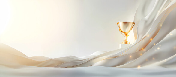 简约白色柔软纱布包围的金杯