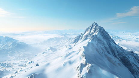 白雪皑皑的群山在天空中的全景