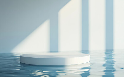 水面上的透明玻璃