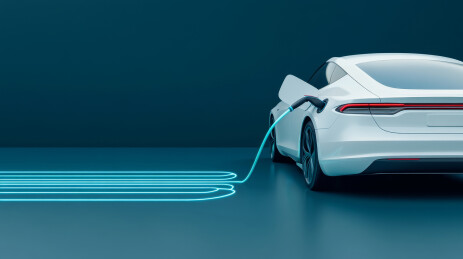 白色电动车在蓝色背景前
