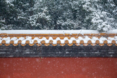 大雪天气下的红色宫墙