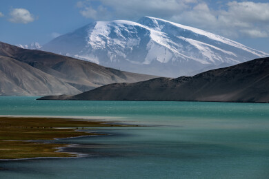 中国新疆的昆仑山的慕士塔格峰和高原湖泊