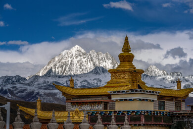 四川甘孜州塔公草原雅拉神山下的金色佛塔