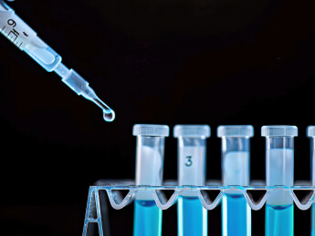 医护人员用移液管将液体滴入微管