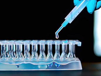 医护人员用移液管将液体滴入微管