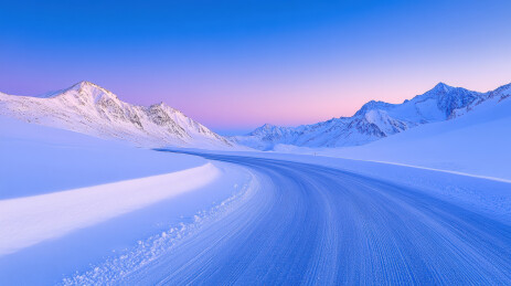 雪地中的弯曲公路