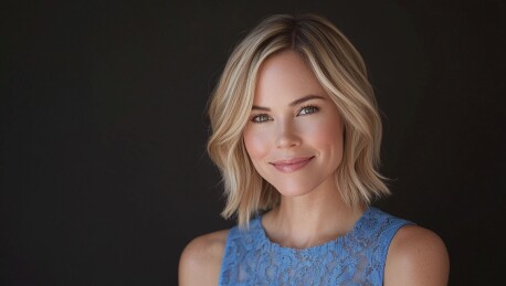 短波浪头发造型的微笑着的年轻女性