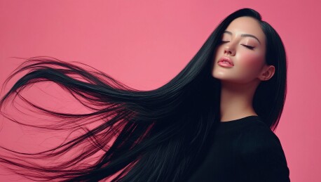 闪亮长发的美丽迷人的年轻女性