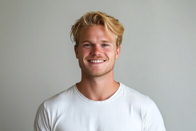 咧着嘴笑的帅气的年轻男人