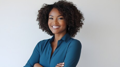 自信的年轻女子微笑凝视