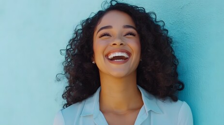 自信的年轻女子微笑凝视