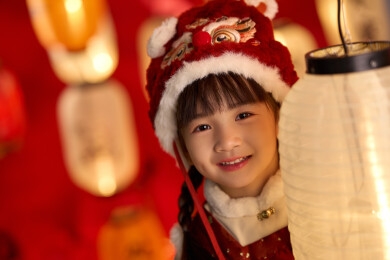 可爱的小女孩带着虎头帽过新年