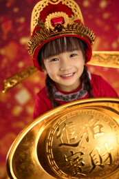 可爱的小女孩抱着金元宝