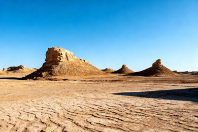 荒漠奇石景观蓝天映衬