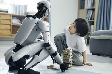 机器人陪同孩子娱乐