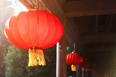 走廊悬挂的喜庆灯笼