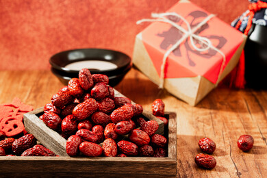 托盘里的红枣，福字礼盒营造节日氛围