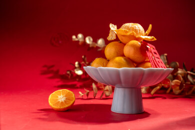 中式红背景上的砂糖橘