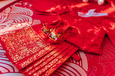 摆放在红毯上的儿童汉服套装