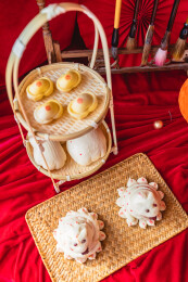 红色背景里摆放的胶东特色花饽饽