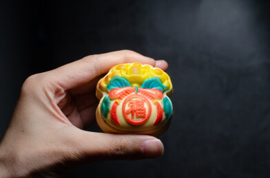 手持福字彩花饽饽