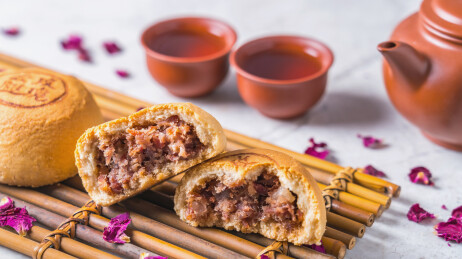 中国云南昆明美食鲜肉玫瑰云腿月饼